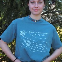 T-shirt: "Au Québec, on slaque la poulie!"